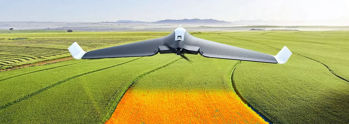 Drone survolant une parcelle, avec une carte de modulation de l’azote